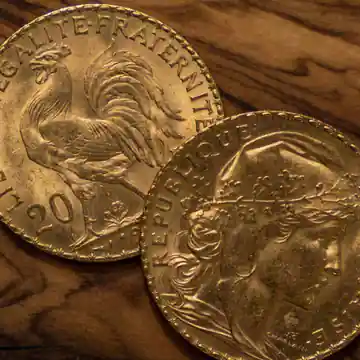 Pièce Napoléon en or présentée pour estimation dans notre boutique à Paris
