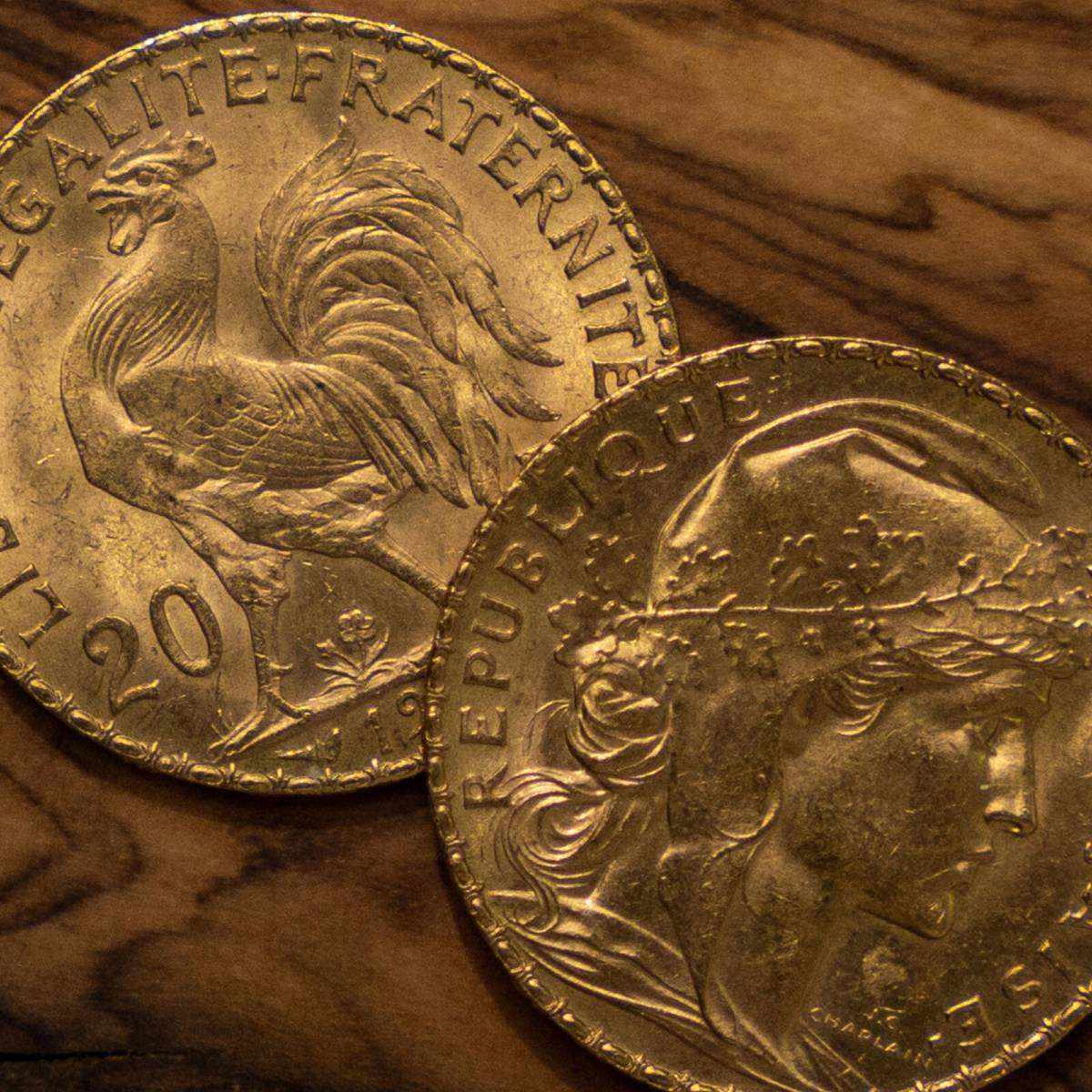 Pièce Napoléon en or présentée pour estimation dans notre boutique à Paris